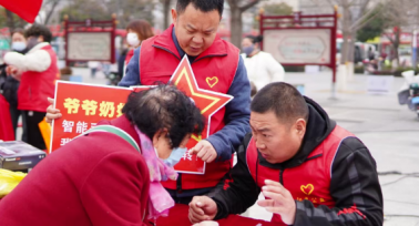蒲城縣政協(xié)委員：讓“雷鋒精神”走進群眾心中